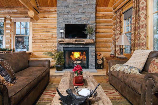 Дровяной камин в деревянном доме